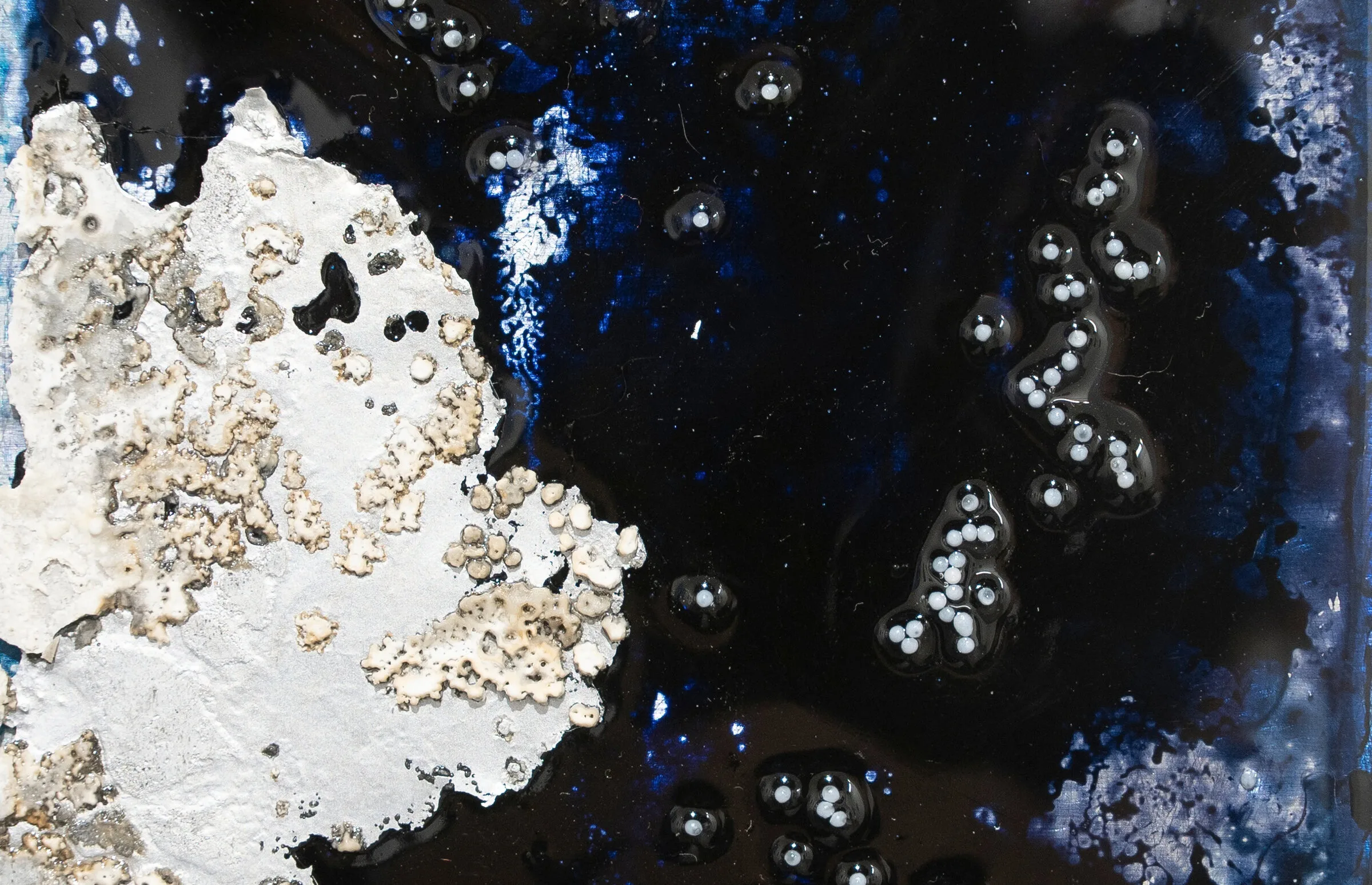 Detalhe macro da série Drogas Modernas: alumínio corroído, comprimidos e resina sobre cianotipia azul