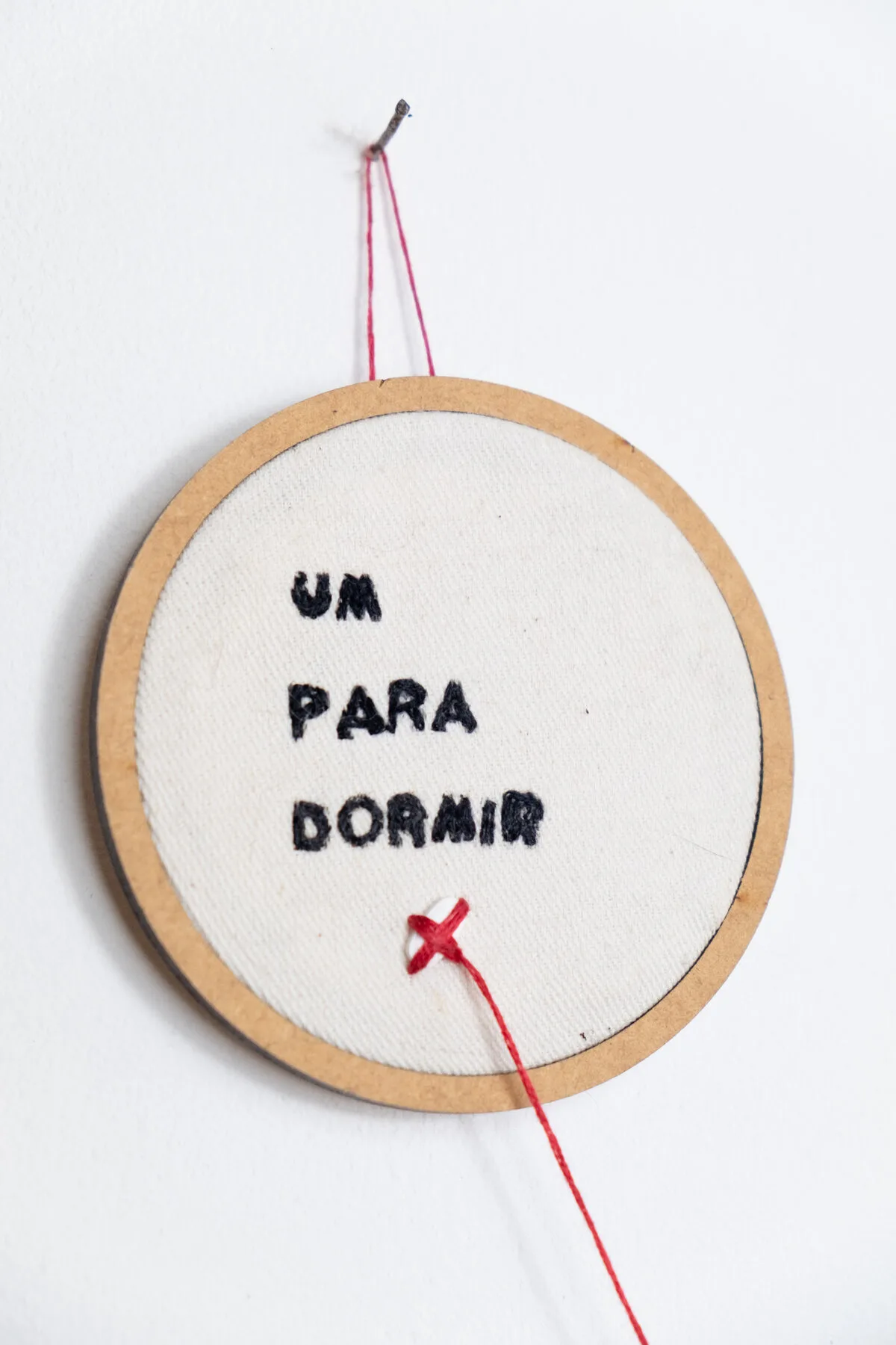 Um para dormir, outro para levantar, detalhe